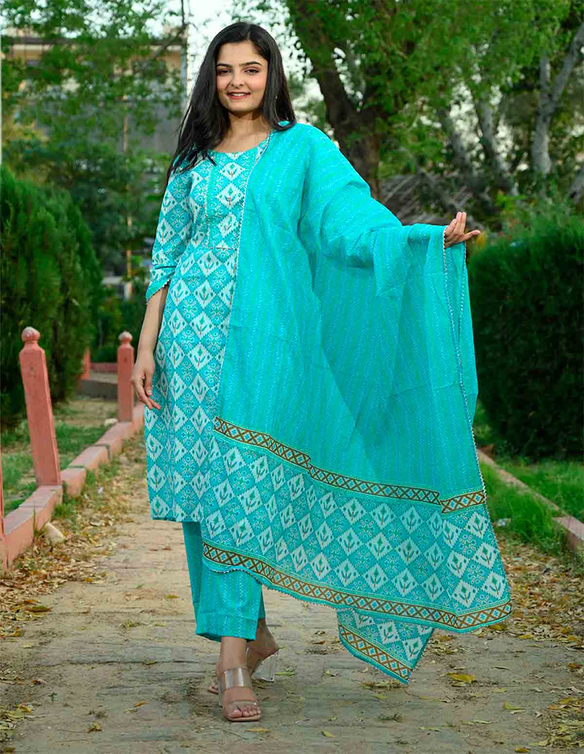 Green Royal Paisley Kurti with Leggings and Pink Chanderi Banarsi dupatta |  Long kurti designs, Silk kurti designs, Cotton kurti designs
